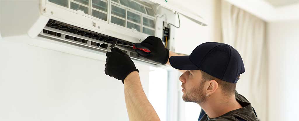 tech-installs-mini-split-